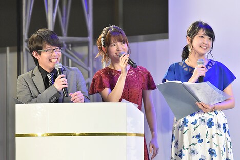 左から豊永利行、小松未可子、三上枝織。