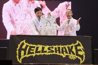 高速紙芝居「感動ドキュメンタリ ヘルシェイク矢野」を披露するAC部。