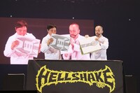 高速紙芝居「感動ドキュメンタリ ヘルシェイク矢野」を披露するAC部。