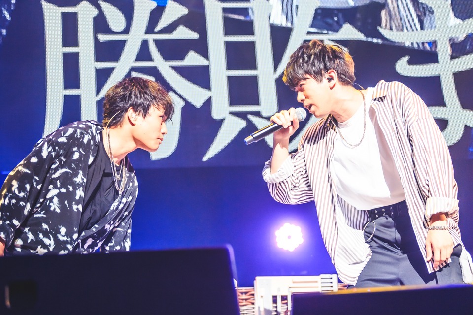 野津山幸宏と伊東健人。（Photo by 粂井健太）