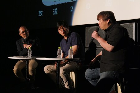 左から司会の藤津亮太、プロデューサーの南雅彦、キャラクターデザインの川元利浩。