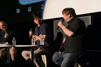 左から司会の藤津亮太、プロデューサーの南雅彦、キャラクターデザインの川元利浩。