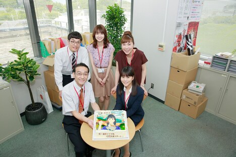 サプライズで用意された「サチコケーキ」を囲むキャスト陣。左上から重岡漠、逢沢りな、上地春奈。左下から吹越満、高畑充希。