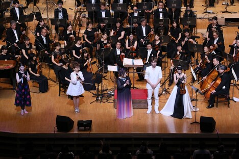 出演者による挨拶。(写真:堀衛)