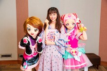 左からキュアブラック、山本美月、キュアエール。