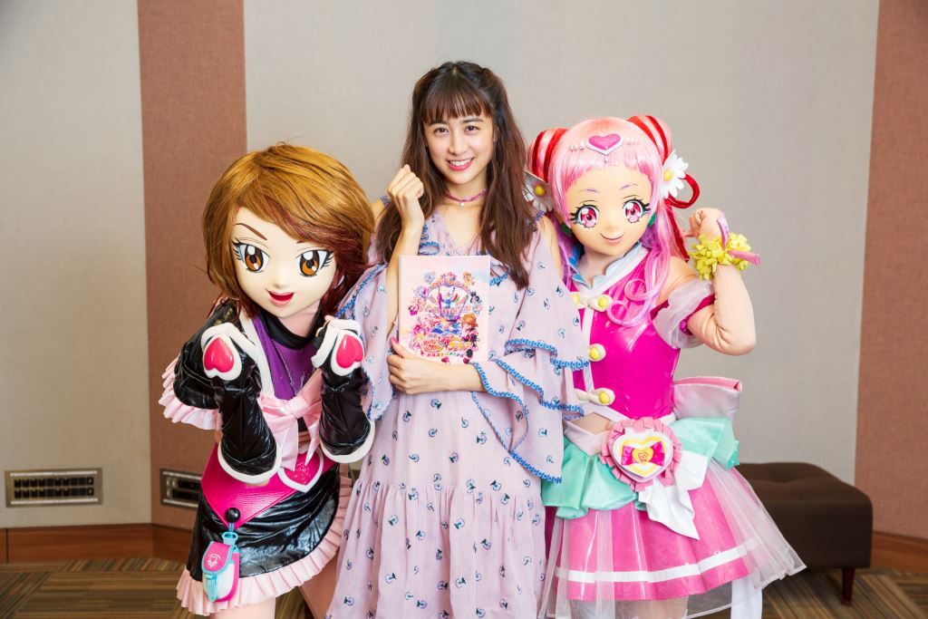 左からキュアブラック、山本美月、キュアエール。