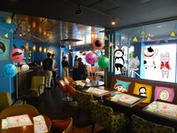 カレー沢薫コラボカフェの内装イメージ。