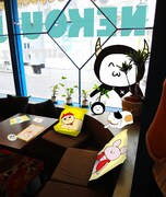 カレー沢薫コラボカフェの内装イメージ。