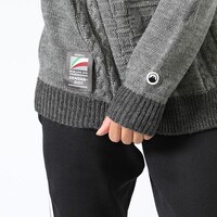 アンツィオ高校モデルのニット着用例。