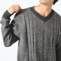 アンツィオ高校モデルのニット着用例。