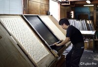 京都にある和紙の手染め工房の様子。