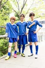 左から岩橋玄樹、高橋海人、神宮寺勇太。