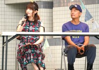 左から小松未可子、長谷部健渋谷区長。