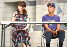 左から小松未可子、長谷部健渋谷区長。