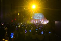 佐伯ユウスケのライブの様子。