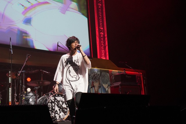 佐伯ユウスケのライブの様子。