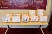 会場に展示された出演者のサイン色紙。