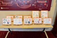 会場に展示された出演者のサイン色紙。