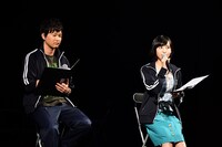 「新幹線変形ロボ シンカリオン」ステージの模様。左から清洲リュウジ役の逢坂良太、速杉ハヤト役の佐倉綾音。(c)プロジェクト シンカリオン・JR-HECWK/超進化研究所・TBS