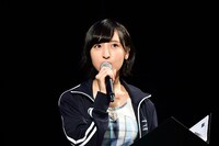 速杉ハヤト役の佐倉綾音。(c)プロジェクト シンカリオン・JR-HECWK/超進化研究所・TBS「新幹線変形ロボ シンカリオン」ステージの模様。