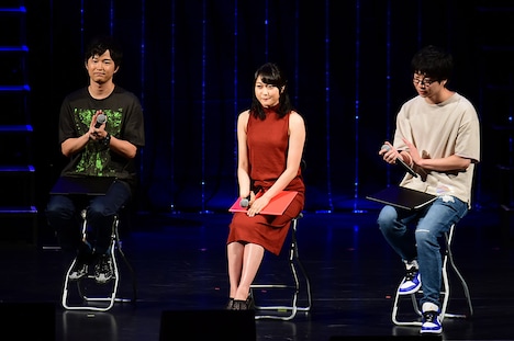 「グリムノーツ」ステージの模様。左からエクス役の逢坂良太、シェイン役の久保田未夢、原作ゲームのプロデューサー・石井諒太郎。(c)SQUARE ENIX/グリムノーツ The Animation製作委員会・TBS(c)2016 - 2018 SQUARE ENIX CO.,LTD. All Rights Reserved.