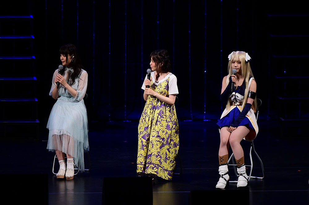 「七星のスバル」ステージの模様。左から空閑旭姫役の大森日雅、碓氷咲月役の鬼頭明里、オフィシャルアンバサダーの山田麻莉奈。(c)田尾典丈・小学館／「七星のスバル」製作委員会