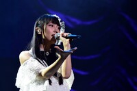 「七星のスバル」ステージの模様。主題歌アーティストの山崎エリイ。(c)田尾典丈・小学館／「七星のスバル」製作委員会