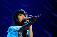 「七星のスバル」ステージの模様。主題歌アーティストの山崎エリイ。(c)田尾典丈・小学館／「七星のスバル」製作委員会