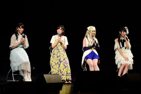 「七星のスバル」ステージの模様。左から空閑旭姫役の大森日雅、碓氷咲月役の鬼頭明里、オフィシャルアンバサダーの山田麻莉奈、主題歌アーティストの山崎エリイ。(c)田尾典丈・小学館／「七星のスバル」製作委員会