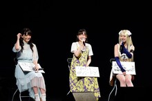 「七星のスバル」ステージの模様。左から空閑旭姫役の大森日雅、碓氷咲月役の鬼頭明里、オフィシャルアンバサダーの山田麻莉奈。(c)田尾典丈・小学館／「七星のスバル」製作委員会
