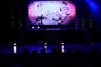 「学園BASARA」ステージの模様。オープニングテーマを担当するEIGHT OF TRIANGLE。(c)CAPCOM/私立BASARA学園