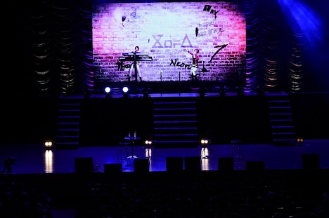 「学園BASARA」ステージの模様。オープニングテーマを担当するEIGHT OF TRIANGLE。(c)CAPCOM/私立BASARA学園