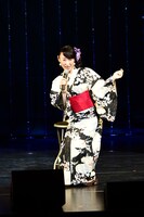 「学園BASARA」ステージの模様。雑賀孫市役の大原さやか。(c)CAPCOM/私立BASARA学園