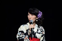 「学園BASARA」ステージの模様。雑賀孫市役の大原さやか。(c)CAPCOM/私立BASARA学園