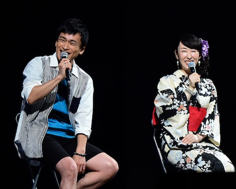 「学園BASARA」ステージの模様。左から、前田慶次役の森田成一、雑賀孫市役の大原さやか。(c)CAPCOM/私立BASARA学園