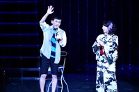 「学園BASARA」ステージの模様。左から、前田慶次役の森田成一、雑賀孫市役の大原さやか。(c)CAPCOM/私立BASARA学園