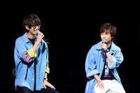 「BAKUMATSU」ステージの模様。左から桂小五郎役の江口拓也、沖田総司役の代永翼。(c)FURYU／BAKUMATSU製作委員会