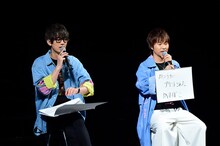 「BAKUMATSU」ステージの模様。左から桂小五郎役の江口拓也、沖田総司役の代永翼。(c)FURYU／BAKUMATSU製作委員会