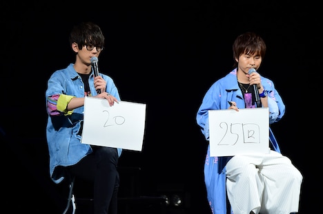 「BAKUMATSU」ステージの模様。左から桂小五郎役の江口拓也、沖田総司役の代永翼。(c)FURYU／BAKUMATSU製作委員会