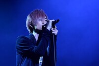 「BAKUMATSU」ステージの模様。オープニングテーマを歌うMIKOTO。(c)FURYU／BAKUMATSU製作委員会