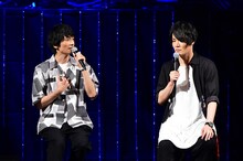 「されど罪人は竜と踊る」ステージの模様。左からガユス役の島崎信長、ギギナ役の細谷佳正。(c)浅井ラボ・小学館／「され竜」製作委員会