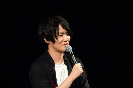 「されど罪人は竜と踊る」ステージの模様。ギギナ役の細谷佳正。(c)浅井ラボ・小学館／「され竜」製作委員会