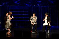 「されど罪人は竜と踊る」ステージの模様。ジェスチャーゲームのお手本を見せる宇垣美里アナウンサー。(c)浅井ラボ・小学館／「され竜」製作委員会