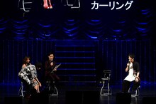 「されど罪人は竜と踊る」ステージの模様。ジェスチャーゲームをする細谷佳正と島崎信長。(c)浅井ラボ・小学館／「され竜」製作委員会