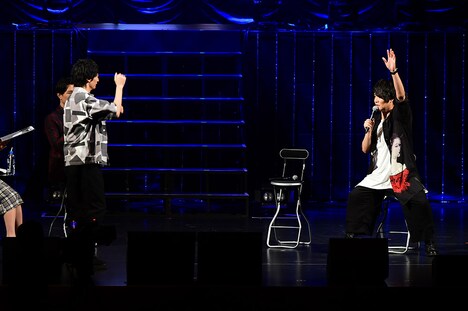 「されど罪人は竜と踊る」ステージの模様。ジェスチャーゲームをする細谷佳正と島崎信長。(c)浅井ラボ・小学館／「され竜」製作委員会