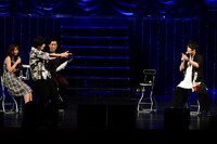 「されど罪人は竜と踊る」ステージの模様。ジェスチャーゲームをする細谷佳正と島崎信長。(c)浅井ラボ・小学館／「され竜」製作委員会