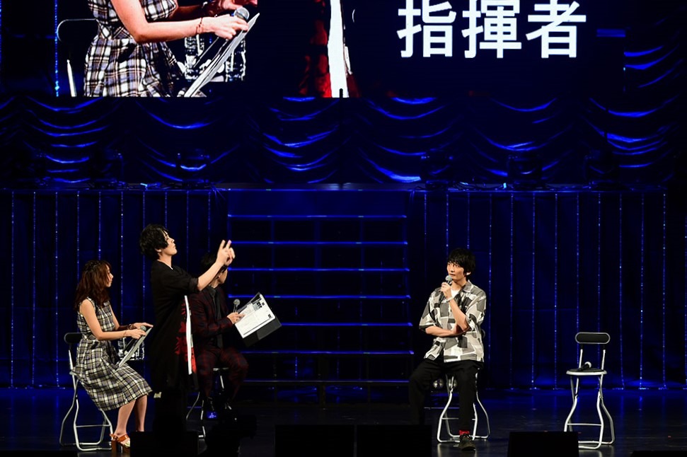 「されど罪人は竜と踊る」ステージの模様。ジェスチャーゲームをする細谷佳正と島崎信長。(c)浅井ラボ・小学館／「され竜」製作委員会