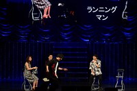 「されど罪人は竜と踊る」ステージの模様。ジェスチャーゲームをする細谷佳正と島崎信長。(c)浅井ラボ・小学館／「され竜」製作委員会