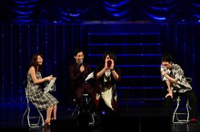 「されど罪人は竜と踊る」ステージの模様。ジェスチャーゲームをする細谷佳正と島崎信長。(c)浅井ラボ・小学館／「され竜」製作委員会