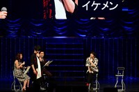 「されど罪人は竜と踊る」ステージの模様。ジェスチャーゲームをする細谷佳正と島崎信長。(c)浅井ラボ・小学館／「され竜」製作委員会